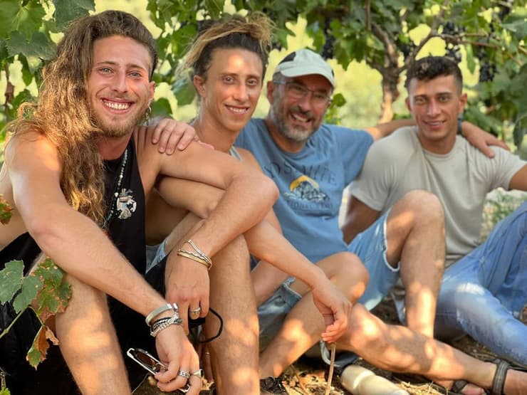 מימין לשמאל: קניאל, האב ד"ר מיכאל ודורון תורג'מן עם אבידן ז"ל. "היה איש של נתינה שלא ידע לסרב"     