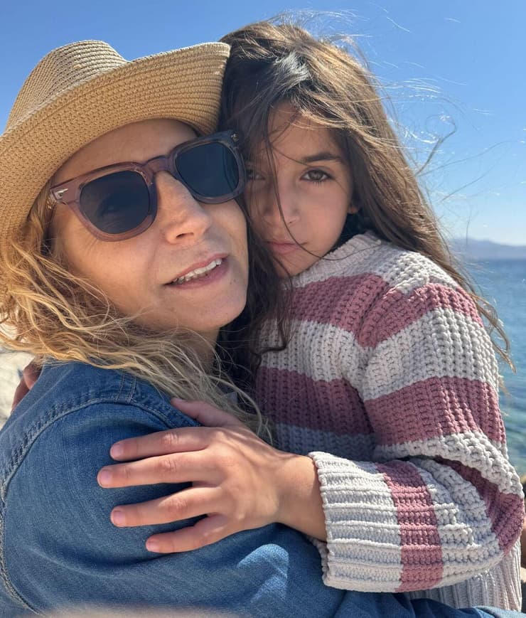 אהובה תורג'מן, מנכ"לית BBB, עם הנכדה דני