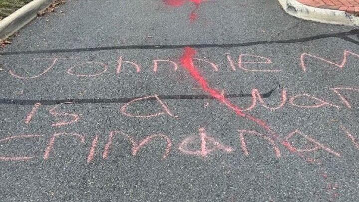 כיתוב נגד מור