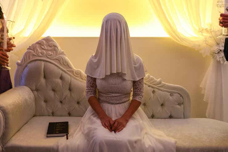 כלה בהינומה אטומה בחתונה של חב"ד