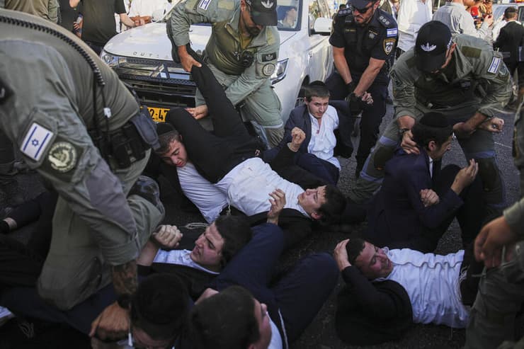 הפגנת חרדים בכביש 4