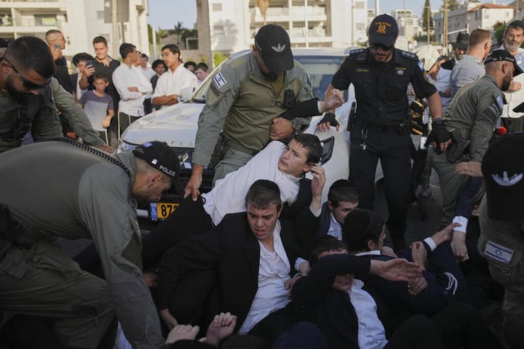 הפגנת חרדים בכביש 4