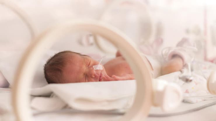 תינוקת נולדו במשקל נמוך מדי. אילוסטרציה (צילום: shutterstock) תינוקת בפגייה