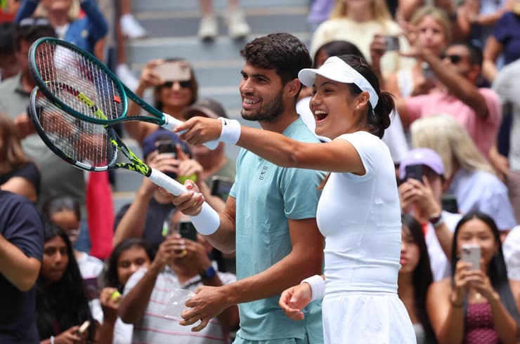 אמה רדוקאנו וקרלוס אלקראס (צילום: REUTERS/Mike Segar) אמה רדוקאנו וקרלוס אלקראס