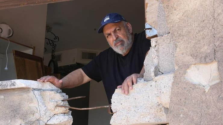 "אבא חי את חודשיו האחרונים בבית פגוע", אבנר אליהו בבית המשפחה ההרוס (צילום: אפי שריר) אבנר אליהו בביתו ההרוס בשתולה