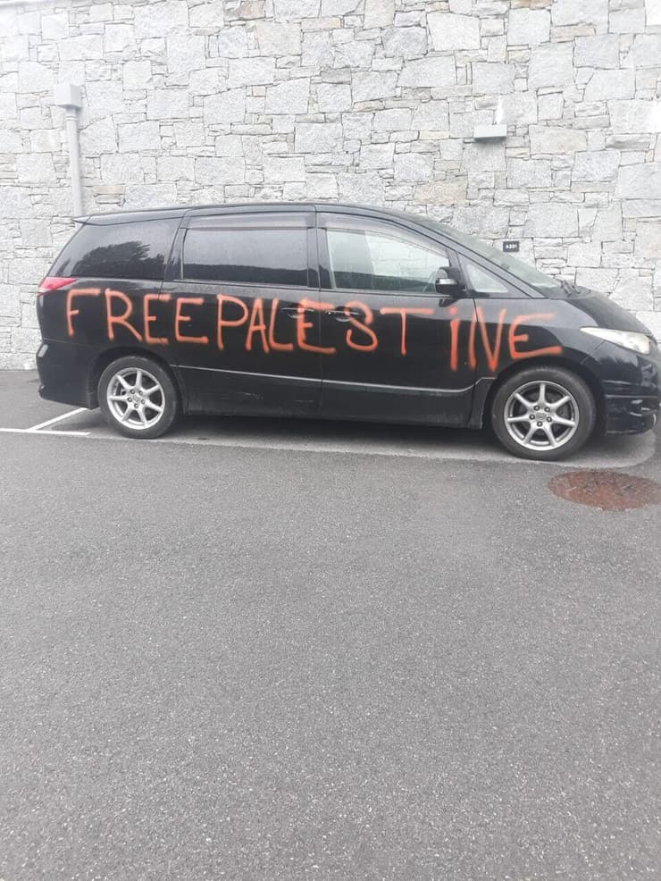 אחד מכלי הרכב שהושחתו אחד מכלי הרכב שהושחתו