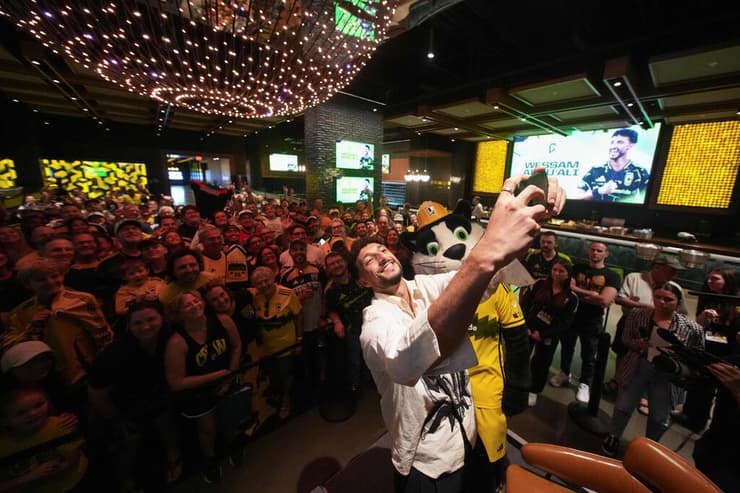 ויסאם אבו עלי מצטלם עם האוהדים