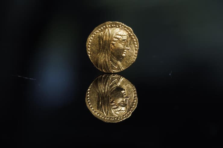 מטבע הזהב הנושא את דמות המלכה ברניקי השנייה (צילום: אליהו ינאי, עיר דוד) מטבע הזהב הנושא את דמות המלכה ברניקי השנייה