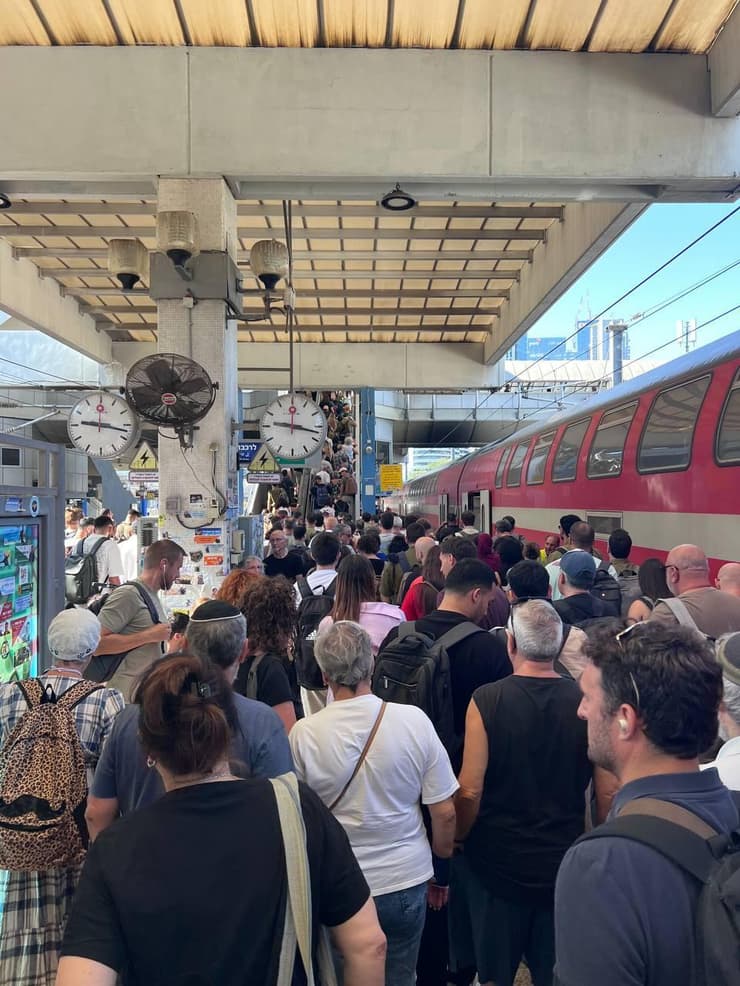 העומס בתחנת סבידור מרכז. "הסבל של האנשים מוכפל פי שלושה" (צילום: בר זגה) עומסים בתחנת רכבת סבידור