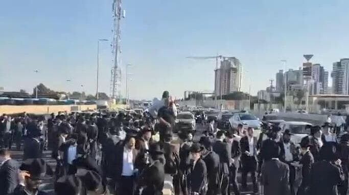 חרדים חוסמים את כביש 2 ליד מחלף נתניה