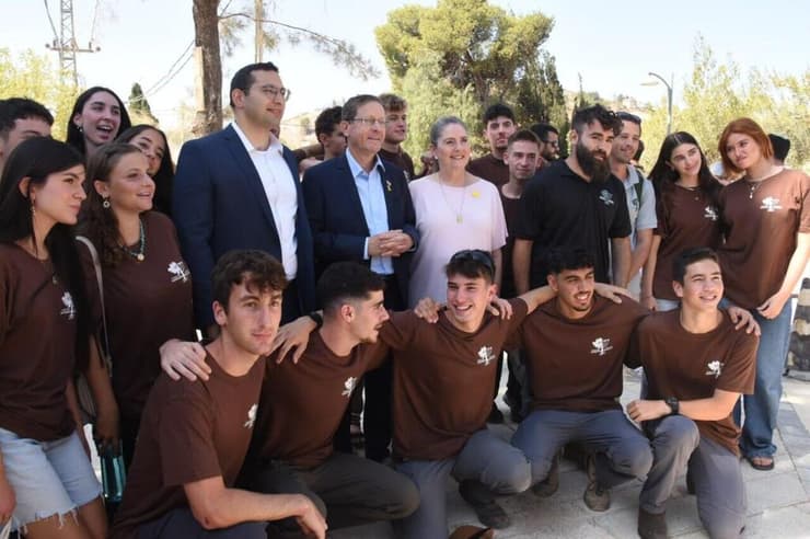 הנשיא הרצוג עם חניכי מכינת גליל עליון בשלוחת מטולה (צילום: אביהו שפירא) טקס חנוכת מבנה המועצה החדש במטולה