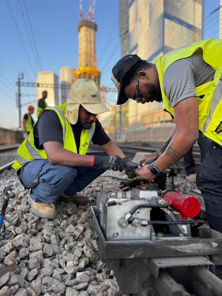 עבודות מסביב לשעון על המסילות בתחנת השלום - בזמן שהכאוס התחבורתי נמשך (צילום: רכבת ישראל) עבודות בטיחות ברכבת השלום