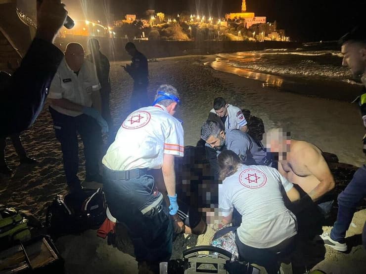 כוחות מד"א בזירה בחוף הכלבים