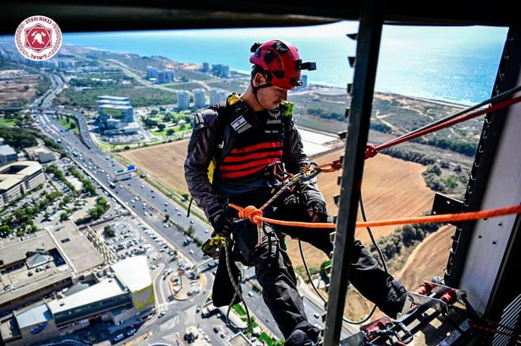 שני פועלים לכודים בגובה רב בביג גלילות