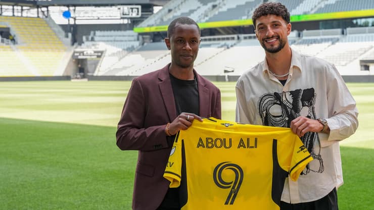 ויסאם אבו עלי מוצג באצטדיון לצד המאמן ווילפריד ננסי