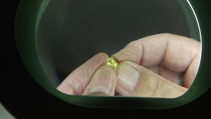 גב המטבע ועליו קרן השפע - סמל להצלחה ופריון. משני צידיה כוכבים ומסביב הכיתוב של המלכה ברניקי ביוונית (צילום: אמיל אלג'ם, רשות העתיקות) גב המטבע ועליו קרן השפע - סמל להצלחה ופריון. משני צידיה כוכבים ומסביב הכיתוב של המלכה ברניקי ביוונית