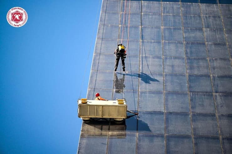 שני פועלים לכודים בגובה רב בביג גלילות