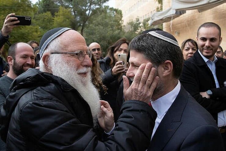  בצלאל סמוטריץ' ואביו חיים ירוחם סמוטריץ בטקס החלפת שרים במשרד האוצר ב-2023