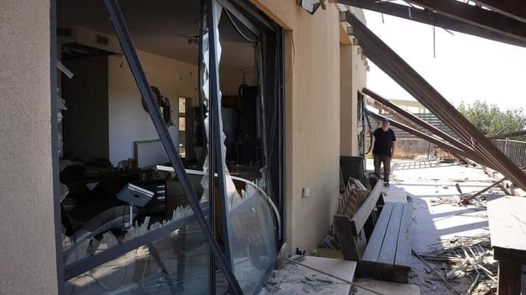 אבנר אליהו בביתו ההרוס בשתולה (צילום: אפי שריר) אבנר אליהו בביתו ההרוס בשתולה