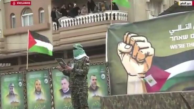 המחבל רסאן האני סלוט על במת ״טקס השחרור״ המחבל רסאן האני סלוט על במת ״טקס השחרור״