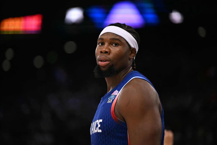 צרפת עדיין אחת המוכשרות בטורניר. גרשון יאבוסלה (Martin LELIEVRE / AFP) שחקן נבחרת צרפת גרשון יאבוסלה