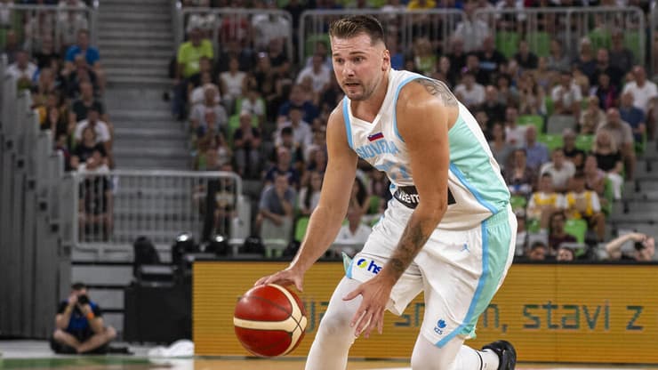 כל סלובניה על הגב שלו. לוקה דונצ'יץ' (Jurij Kodrun/Getty Images) שחקן נבחרת סלובניה לוקה דונצ'יץ'