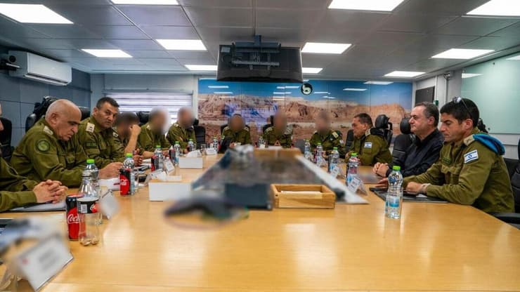 הדיון בפיקוד הדרום (צילום: אריאל חרמוני, משרד הביטחון) ישראל כ"ץ ביקר בפיקוד הדרום יחד עם הרמטכ"ל אייל זמיר