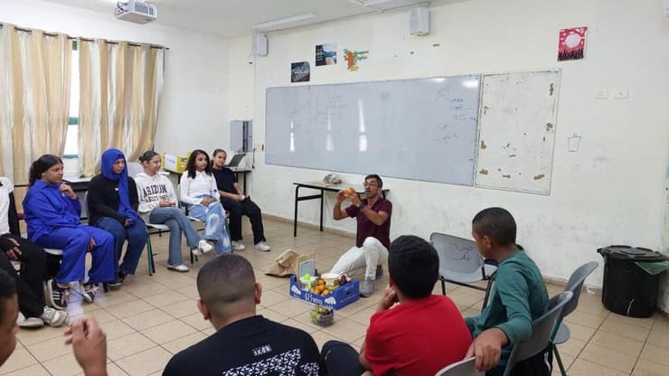 מבשלים ו משחקים ב עברית  ילדים ו בני נוער מ ג'דיידה מכר ו ג'סר א-זרקא לומדים את ה שפה ה עברית בקייטנות ב חופשת ה קיץ 