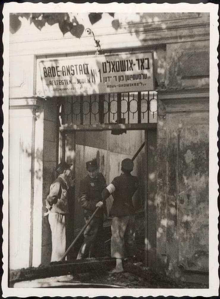 אנשי יודנראט בגטו לודז' בפולין (צילום: באדיבות יד ושם) אנשי יודנראט בגטו לודז' בפולין