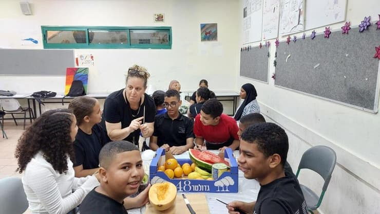מבשלים ו משחקים ב עברית  ילדים ו בני נוער מ ג'דיידה מכר ו ג'סר א-זרקא לומדים את ה שפה ה עברית בקייטנות ב חופשת ה קיץ 