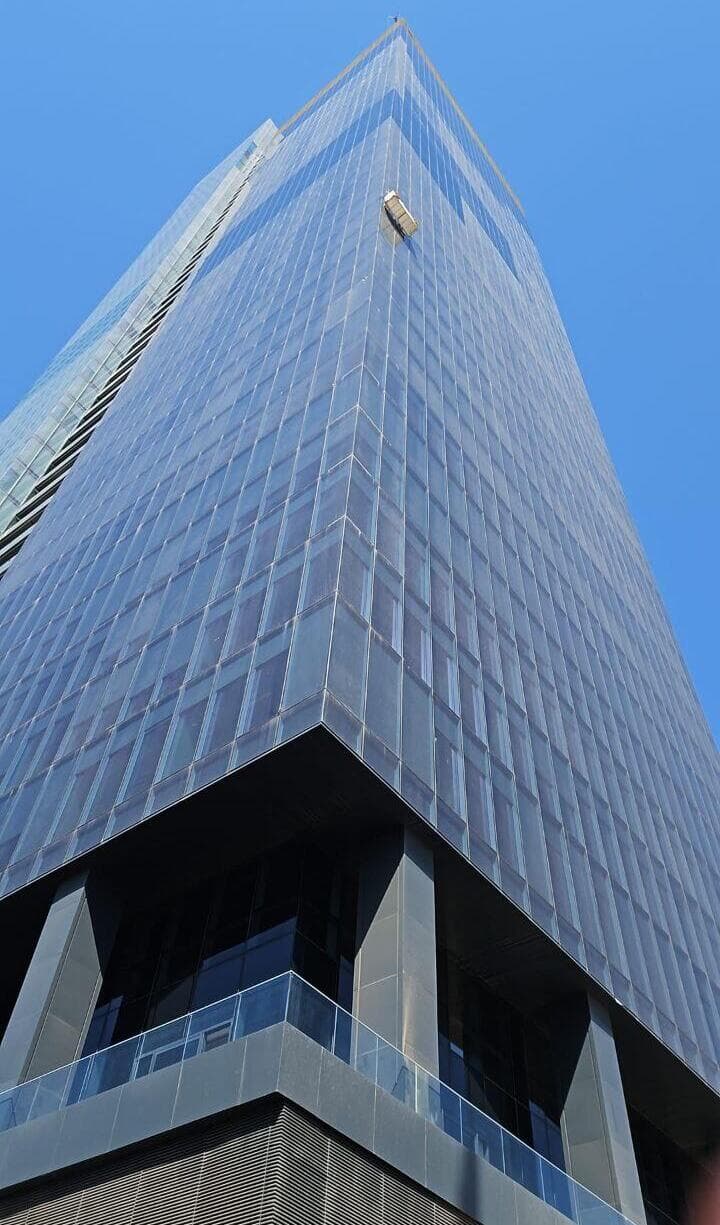 שני פועלים לכודים בגובה רב בביג גלילות