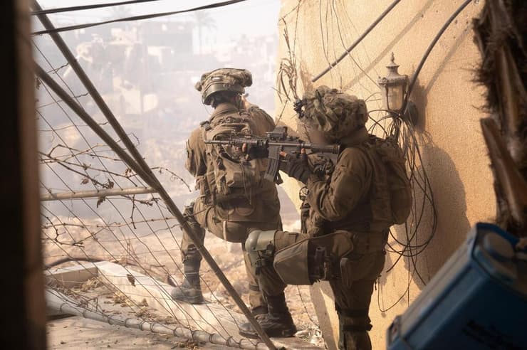 גם חיילי הסדיר נערכים להרחבת התמרון. כוחות צה"ל בעזה (צילום: דובר צה"ל) פעילות צה"ל ברצועה