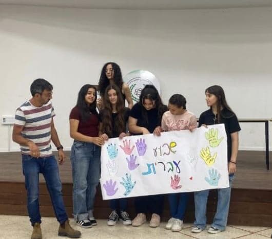 מבשלים ו משחקים ב עברית  ילדים ו בני נוער מ ג'דיידה מכר ו ג'סר א-זרקא לומדים את ה שפה ה עברית בקייטנות ב חופשת ה קיץ 