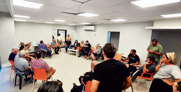 מפגש תושבי שתולה עם אנשי מס רכוש, השבוע. "כל היום מתישים אותנו בהצעות מחיר וחוות דעת" yk14483220