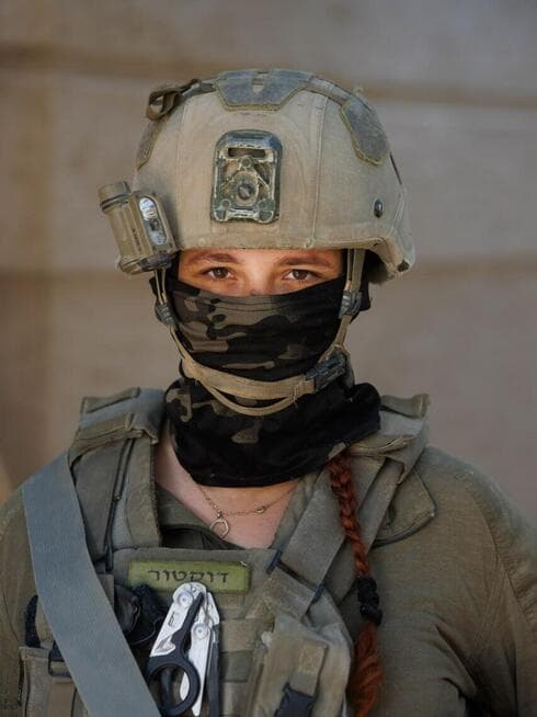 הלוחמות הפרמדיקיות שמתמרנות עם הלוחמים ברצועת עזה 