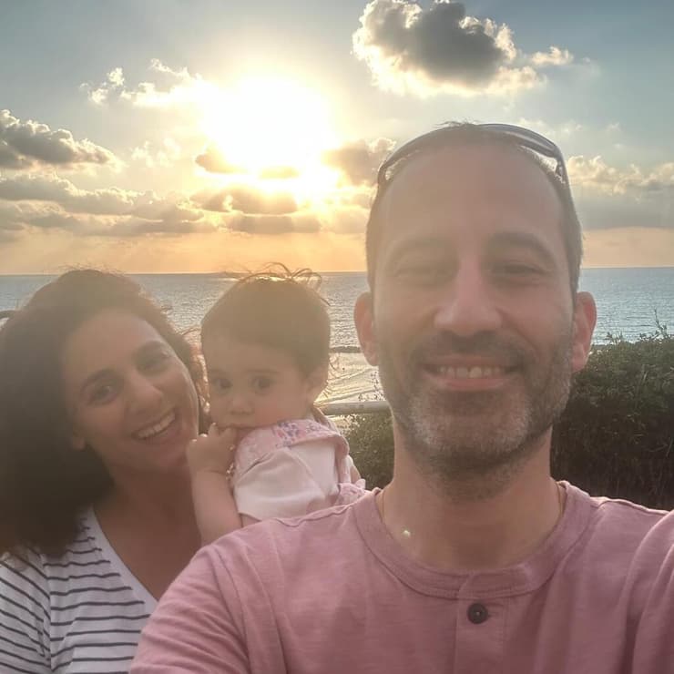 "היא האור של שנינו", אלכס ונוי עם ביתם ארבל (צילום: באדיבות המצולמים) אלכס ונוי עם ביתם ארבל