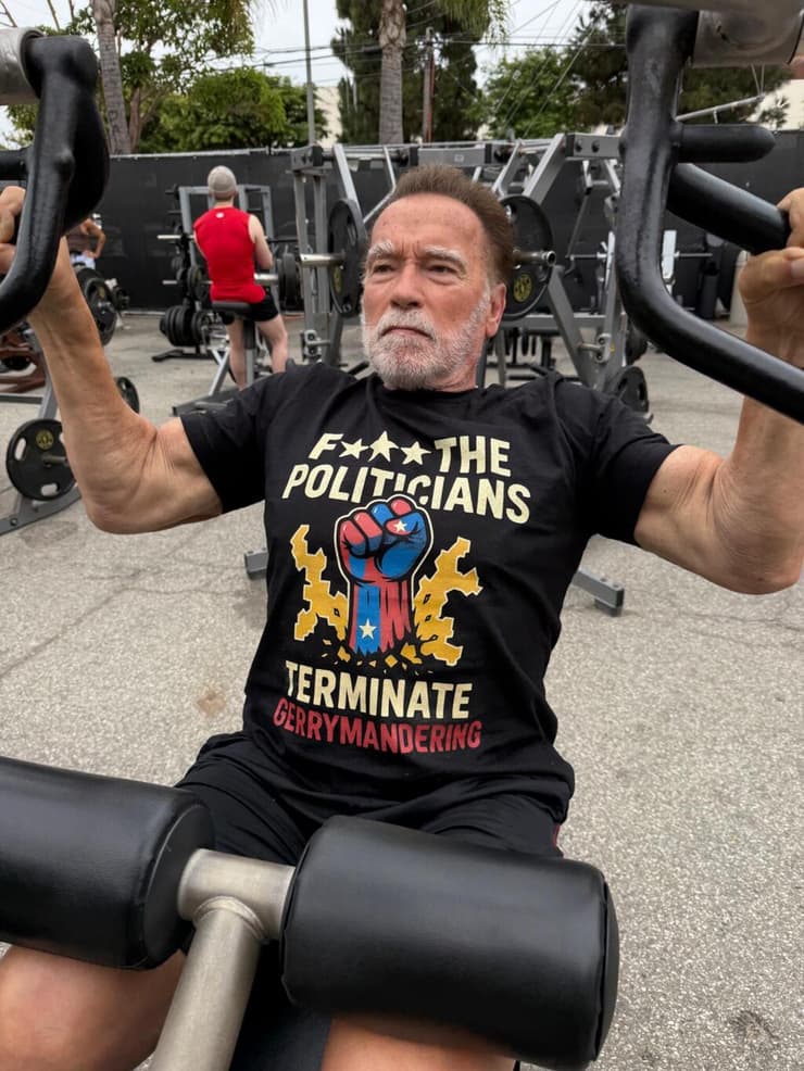 מושל קליפורניה לשעבר ארנולד שוורצנגר בתמונה שפרסם עם חולצה עם כיתוב נגד ג'רימנדרינג שרטוט מחוזות בחירה ב ארה"ב כדי להעניק יתרון פוליטי לאחת המפלגות