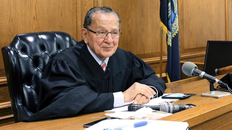 "אתה יכול לשנות את חייו של אדם אם רק תניח לו יד על הכתף". קפריו בבית המשפט (צילום: AP Photo/Michelle R. Smith, File) פרנק קפריו שופט אמריקני