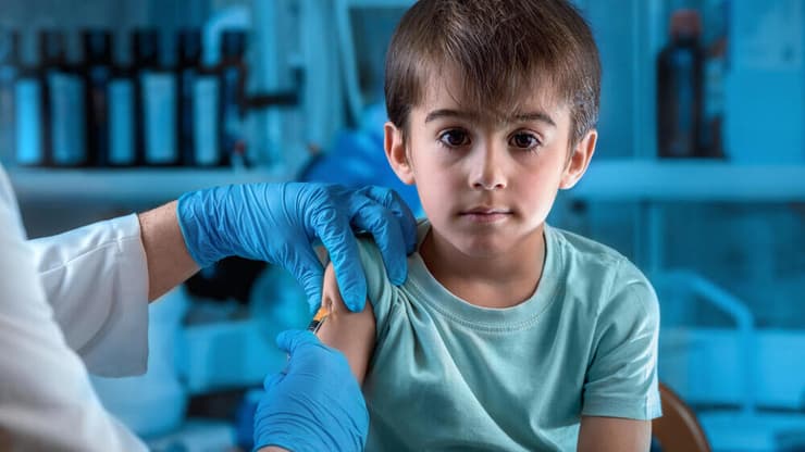 ילד מקבל חיסון