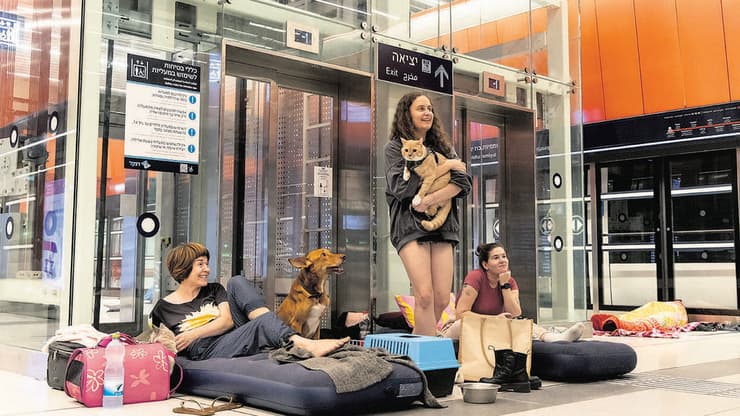 אנשים ללא ממד או מקלט מתאספים מתמגנים על ידי שהיה ב תחנת ה רכבת ה קלה אלנבי ב תל אביב תחנה תת קעקעית מלחמת אירן ישראל מבצע עם כלביא מלחמת שנים עשר ה ימים מלחמת 12 ה ימים ישראל פתחה ב מתקפות על מתקני ה גרעין של אירן ו מטרות של משטר ה אייתולות ו משמרות ה מהפיכה חיסלה מדעני גרעין אירנים ו בכירים ב משטר ה איראני ש הגיב ב ירי של מטחים מטחי טילים בליסטים ו כטבמים ל עבר ישראל ב מהלך ה מטחים נהרגו עד כה כ 19 אנשים ש לא הספיקו להיכנס ל מרחב מוגן או ש ספגו פגיעה ישירה ב ממד  איראן