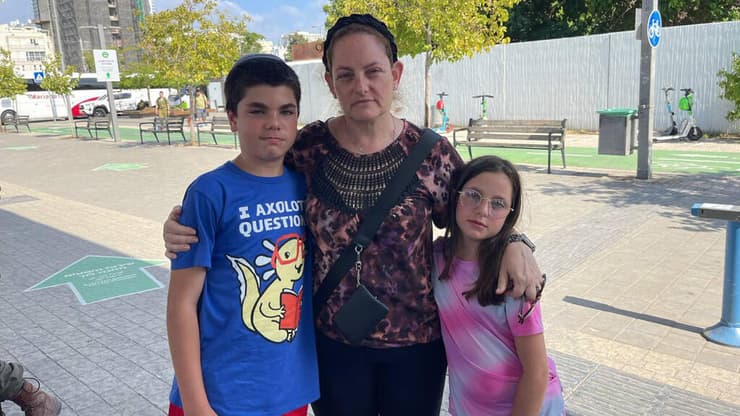 אליענה, פנינה ואיתן בתחנת סבידור מרכז