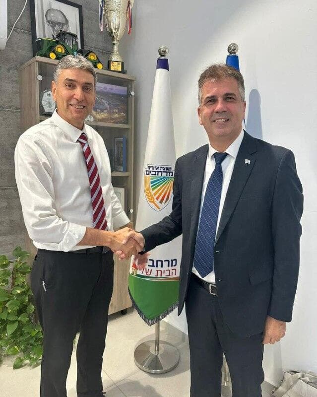 השר אלי כהן עם שי חג'ג'