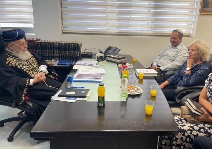 היועצת המשפטית לממשלה, גלי בהרב-מיארה, נפגשת עם הרב יצחק יוסף