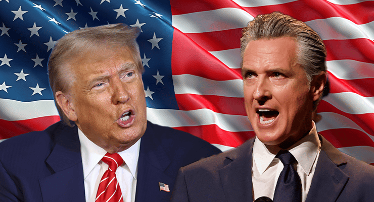 טראמפ, מושל קליפורניה גווין ניוסם על רקע דגל ארהב