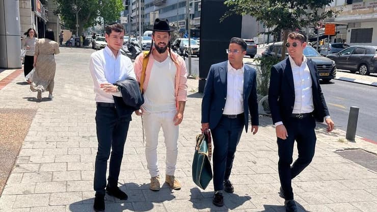 הפיינליסטים של "הקול החדש" (מימין לשמאל) - אלחנן ענבל, שר שלום מהצרי, אביה שרמן ויהודה בורן (צילום: אסף קליין, רואים את הקולות) הפיינליסטים של "הקול החדש" (מימין לשמאל) - אלחנן ענבל, שר שלום מהצרי, אביה שרמן ויהודה בורן