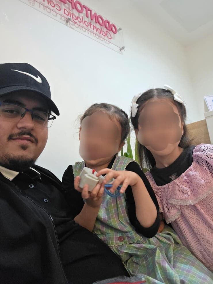 יואל לוי עם שתיים מאחיותיו יואל לוי עם שתיים מאחיותיו