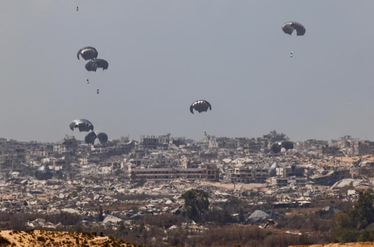 סיוע הומניטרי אינדונזי מוצנח מעל רצועת עזה