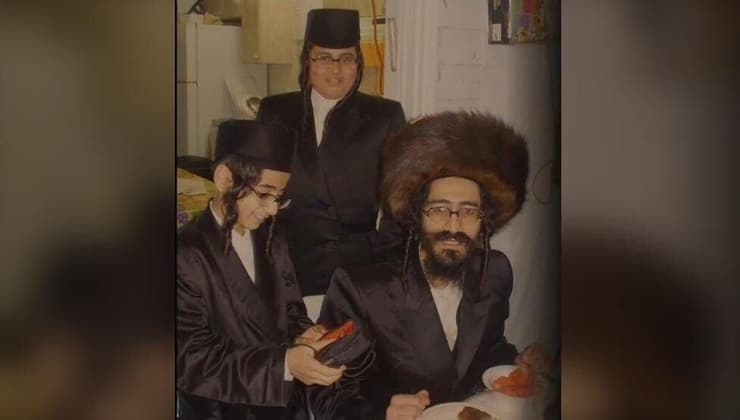 האחים יואל ומנדי עם אביהם יהושע לוי ז"ל האחים יואל ומנדי עם אביהם יהושע לוי ז"ל