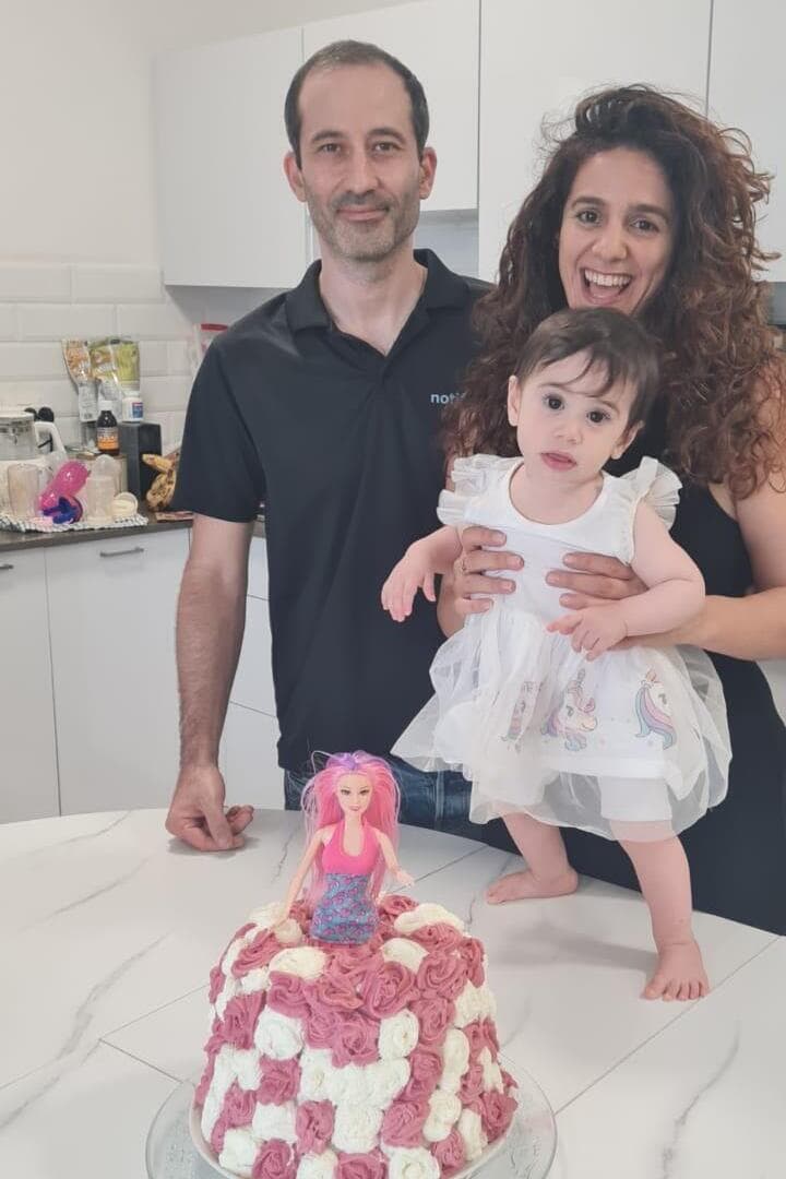 "זה עניין של פתיחות והתנסויות חדשות. מקסימום זה עוד דייט", נוי ואלכס עם ביתם ארבל (צילום: באדיבות המצולמים) אלכס ונוי עם ביתם ארבל