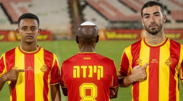 שחקני מ.ס אשדוד עם בני קינדה (באדיבות המועדון) שחקני מ.ס אשדוד עם בני קינדה